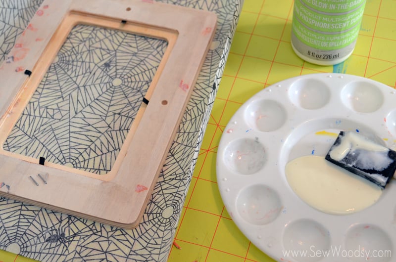 Decoupage Spider Web Picture Frame from SewWoodsy.com #Halloween #12MonthsOfMartha #MarthaStewartCrafts #Craft #Decoupage