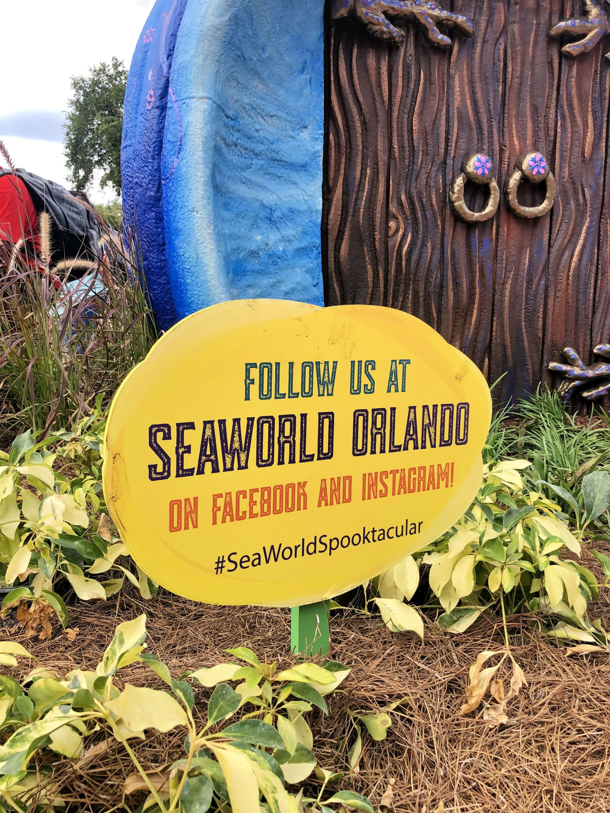 Yellow sign that reads visit SeaWorld ORLANDO ON SOCIAL MEDIA!